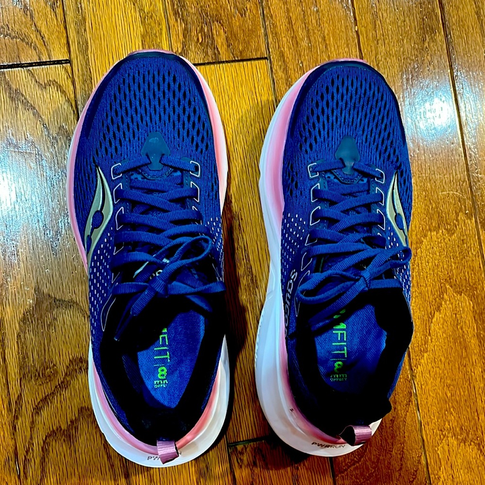 Saucony Guide 17 Running Shoe Pink/Blue Excellent Used Condition Size 8.5 W